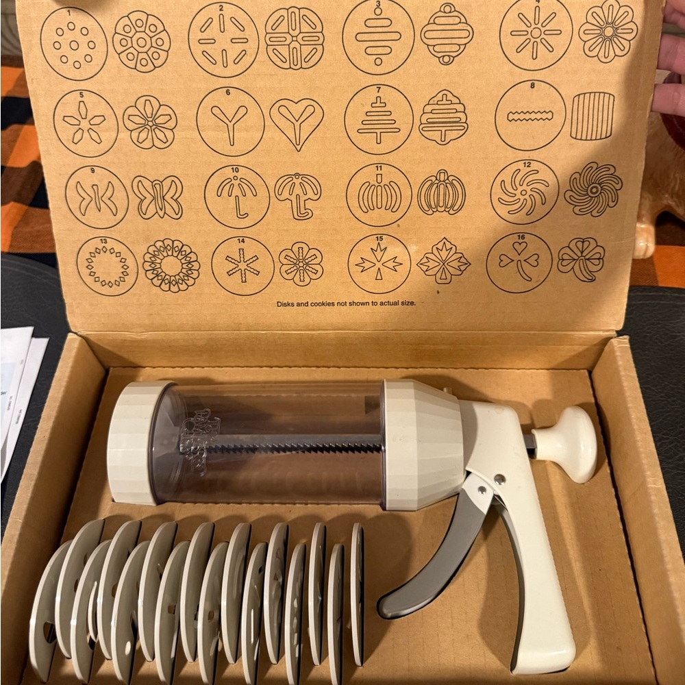 The Pampered Chef White Cookie Press with Design Discs